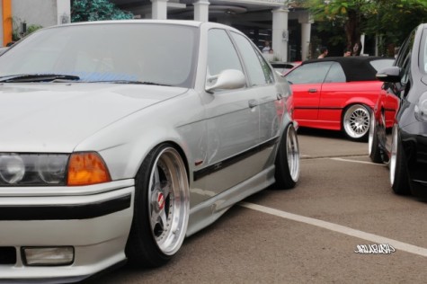 PRACTICALITY OVER PERSONALITY. A 1997 BMW M3 is shown with stretched tires on oversized wheels and a suspension kit that lowers and stances the car for that Hellaflush look. Hellaflush puts a lot of stress on the vehicle’s chassis, suspension, and drivetrain components, causing long term damage. It can also be a hazard to the driver and surrounding vehicles. Photo Courtesy of fatlace.com