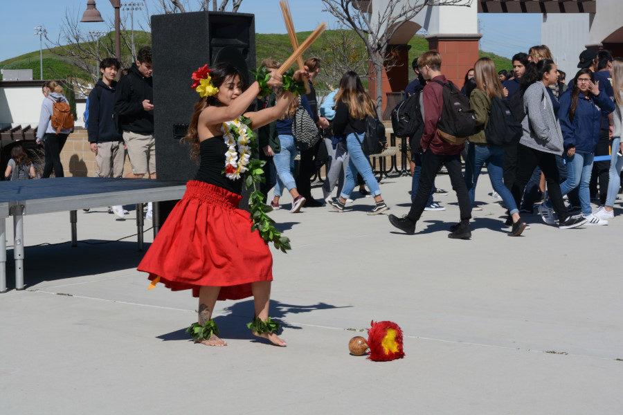 Among other performances at the fair, a traditional polynesian dance was exhibited.