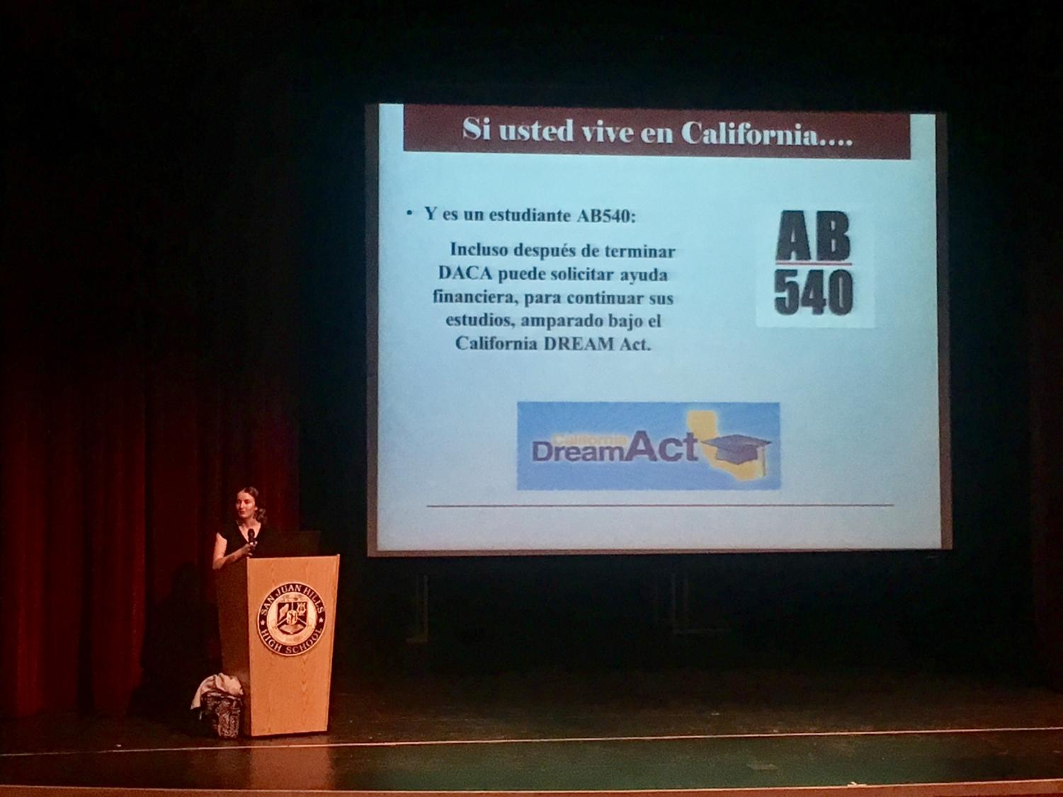 Katie Brazen, la coordinadora regional de Coalition for Humane Immigrant Rights (CHIRLA), habla sobre la importancia de saber que todos los estudiantes migratorias tienen derecho a la educación sin que importe su estado ante el gobierno.