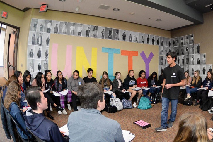 Joseph Sgountzos (12) habla durante la semana de la Unidad sobre su fe, el cristianismo ortodoxo griego. El jueves, los estudiantes jugaron "Speed ​​Faithing" reuniéndose alrededor de oradores que discutieron sus creencias religiosas para informar a los estudiantes sobre la diversidad de las religiones en el campus.