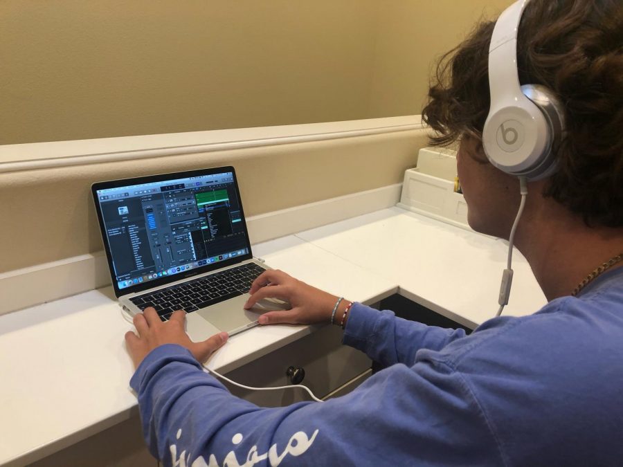 Junior Matthew Goldbaum creates background music for the episodes of the recently canceled ASB video series SJH Rigs. In the episodes, staff members would give a tour of their online teaching setup.