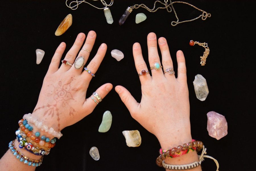Crystals+can+adorn+the+hands+and+wrists+in+the+form+of+jewelry+in+order+to+keep+their+safeguarding%2C+protective+properties+nearby.