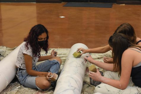 The trio Seema Kulkarni (11), Julianna Paquette (10) and Viola Whittaker (10) decorate the materials for the stage.
