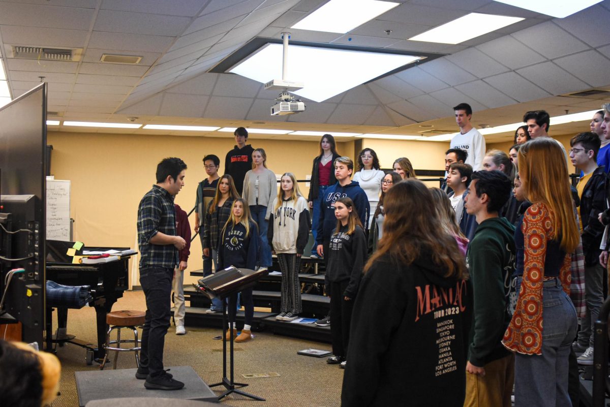 Mr. Ushino performs rehearsals with the choir students. The singing fills the hallway of the school, captivating people who pass by the room. A rare sight to see for students stuck inside their classrooms on this rainy day.