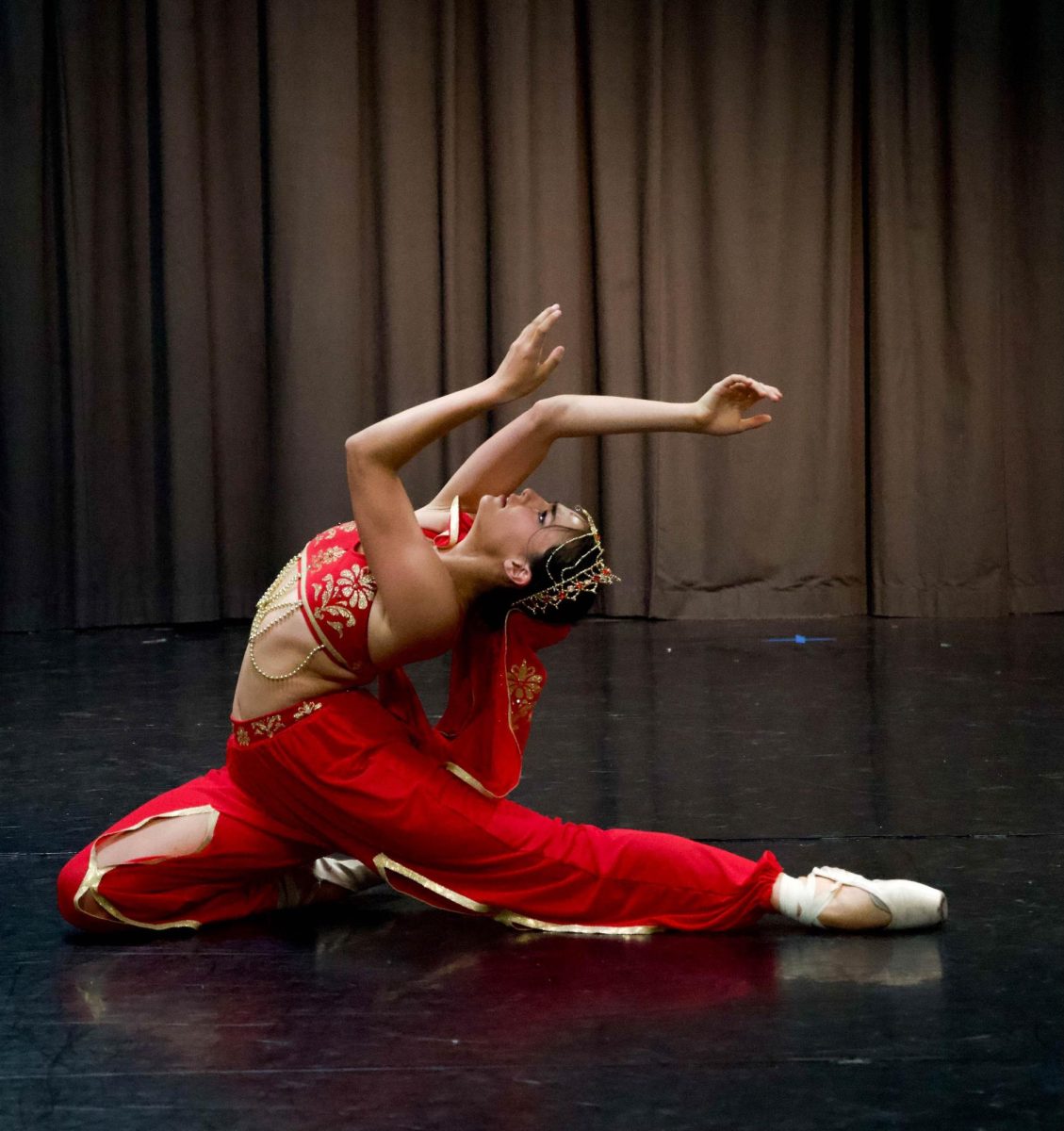  Tatum Bolton (12) performs the principal role of Indian temple dancer Nikiya in San Clemente Dance’s production of the ballet, La Bayadère, during her sophomore year. The ballet centers around the tragic love story of Nikiya and warrior Solor in ancient India.